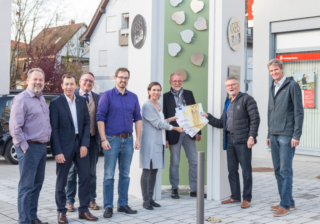 Das Architekturbüro Mueller Benzing Partner mbB spendet im Rahmen des 100-jährigen Jubiläums der Kreisbaugenossenschaft 1.000 Euro an das Kirchheimer Quartiersprojekt wirRauner.
