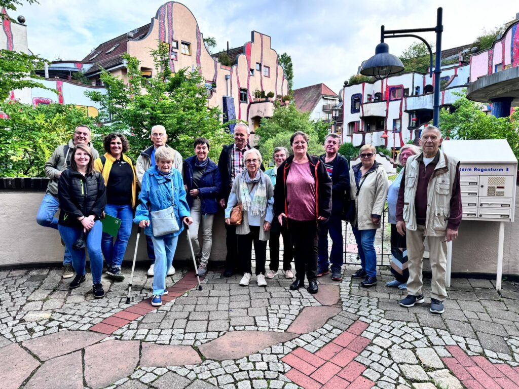 Unser Mitgliederausflug führte uns nach Plochingen, wo wir in die farbenfrohe Welt des Künstlers Friedensreich Hundertwasser eintauchten.