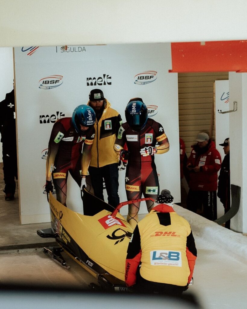 Francesco Friedrich und Johannes Lochner belegen die ersten beiden Plätze im Zweier-Bob in Sigulda